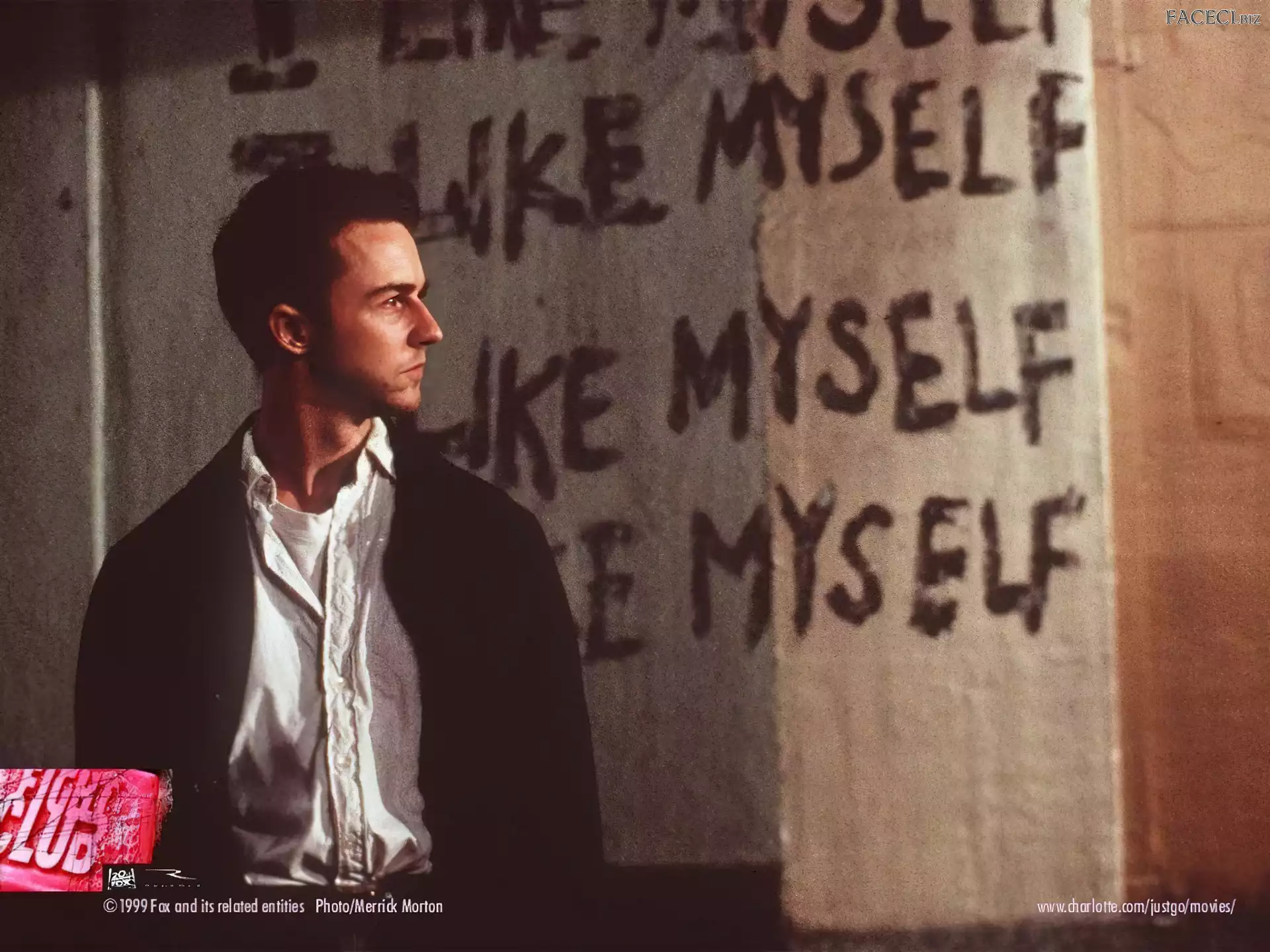 czarna kurtka, Edward Norton, biała koszula